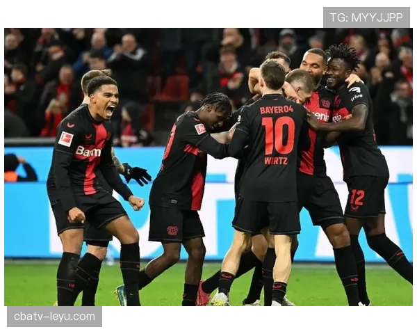 勒沃库森球迷热情助威，球队新赛季开局强势