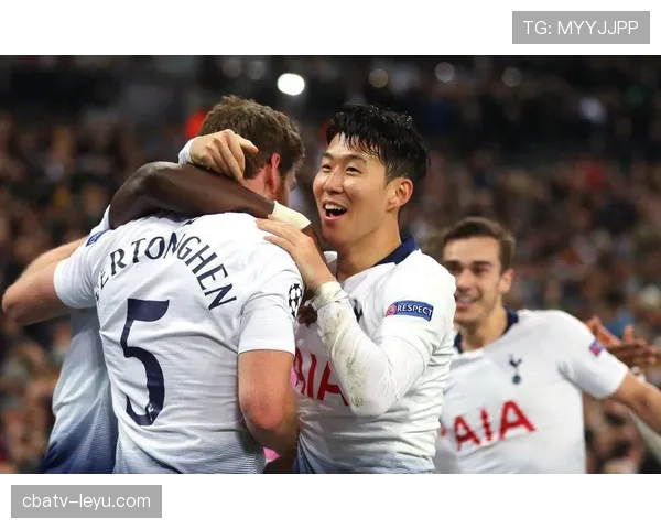 孙兴慜居然穿着拖鞋进更衣室，豪车旁边秒变路人小哥？